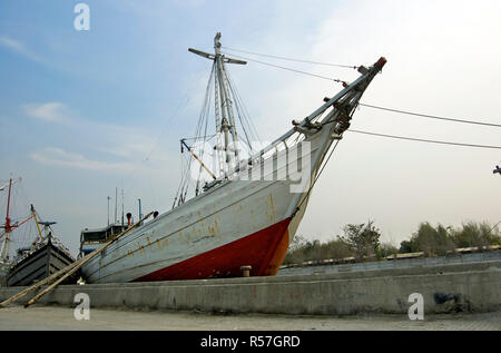 Docking della nave presso il Porto di Sunda Kelapa Foto Stock