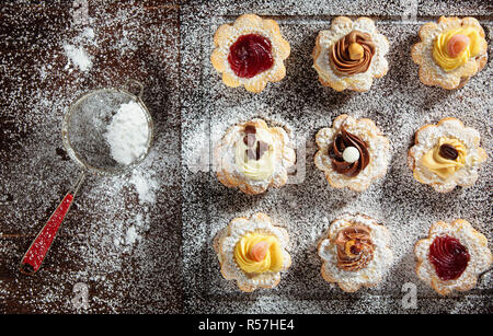 Un assortimento di biscotti di piccole dimensioni . Foto Stock