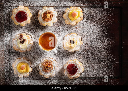 Un assortimento di biscotti di piccole dimensioni . Foto Stock