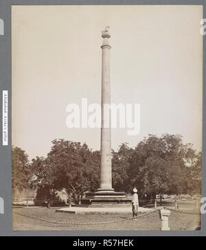 Asoka il pilastro, monolito in Fort, di Allahabad. Una vista generale dell'editto pilastro o lat di Asoka, in forma restaurata nella parte anteriore del Fort gateway. Varie viste in India. 1870s. Fonte: Foto 27/(106). Foto Stock