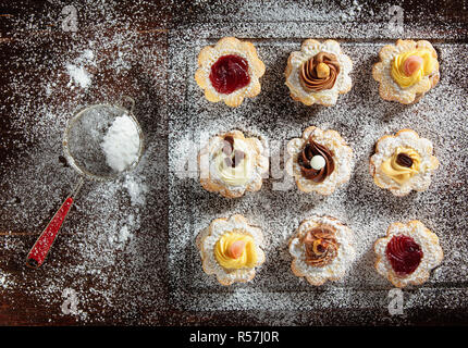 Un assortimento di biscotti di piccole dimensioni . Foto Stock