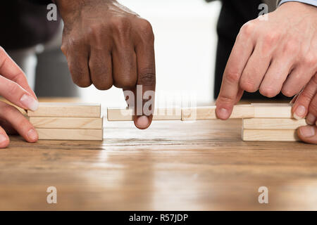 Il lavoro di squadra o di costruzione di ponti Concept Foto Stock