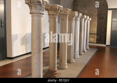 L'Italia, Brescia - 24 dicembre 2017: la vista di pilastri che rappresentano l'architettura e la decorazione XI - XV secolo nel museo di Santa Giulia. Foto Stock
