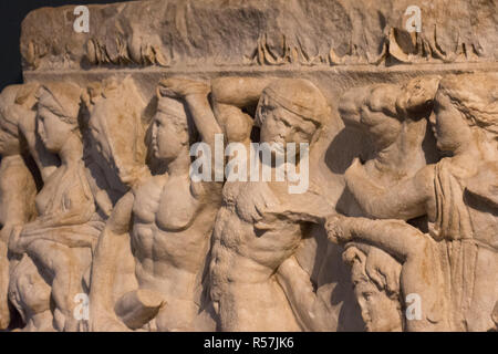 L'Italia, Lombardia - 24 dicembre 2017: la vista del lato frontale di attico sarcofago, la battaglia delle Amazzoni, nel museo di Santa Giulia. Foto Stock