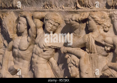 L'Italia, Lombardia - 24 dicembre 2017: la vista del lato frontale di attico sarcofago, la battaglia delle Amazzoni, nel museo di Santa Giulia. Foto Stock