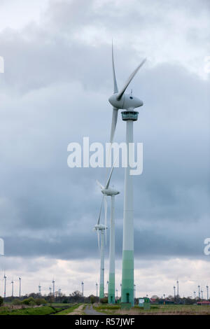 Fila di impianti di energia eolica in Frisia orientale Foto Stock