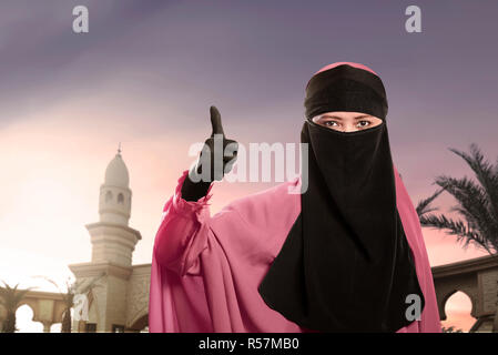 Bella asiatica donna musulmana di indossare niqab con felice espressione Foto Stock