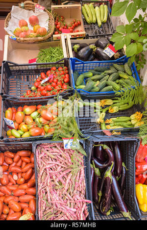 Le verdure sul mercato italiano Foto Stock