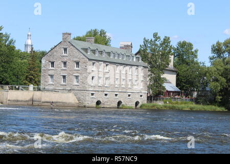 Moulin sur une rivière Foto Stock