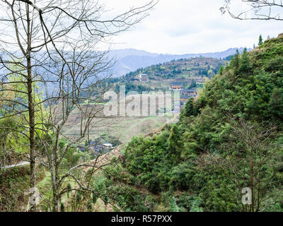 Vista del paese Dazhai da verdi colline Foto Stock