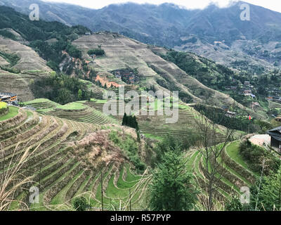 Vista del paese Dazhai con villaggi e sulle risaie. Foto Stock