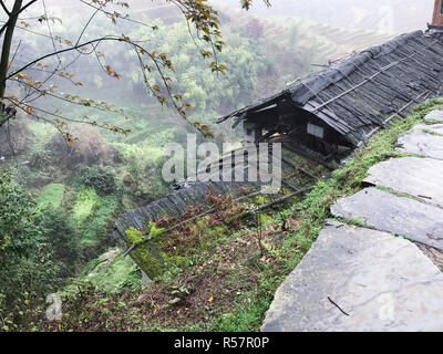 Vista della capanna e campi terrazzati da Tiantou Foto Stock