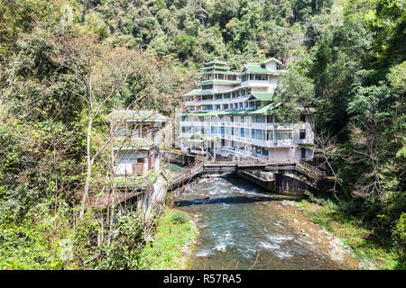 Vista della gola con creek a Longsheng Hot Springs Foto Stock