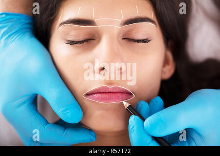 Cosmetologo applicare Trucco Permanente Foto Stock