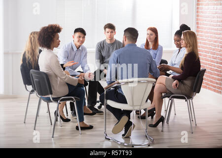 Gruppo di imprenditori seduti su una sedia Foto Stock