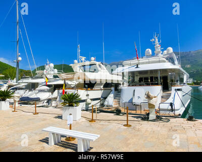 Dock per barche e yacht Budva in una bella giornata estiva, Montenegro Foto Stock