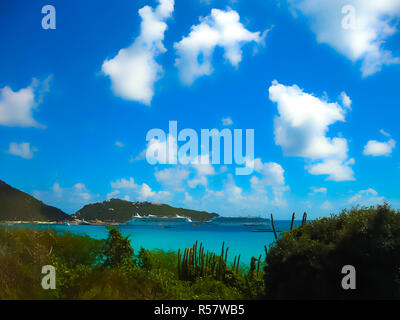 La vista dell'isola di St Maarten in una giornata di sole Foto Stock