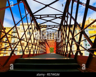 Ponte di ferro e case colorate in Girona Foto Stock