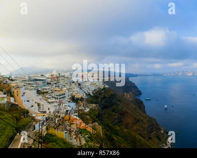 La vista sul mare dal villaggio di Oia di Santorini isola in Grecia Foto Stock