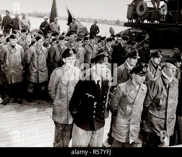 5/17/1945 - Questo elemento è una fotografia raffigurante il di ufficiali e di membri dell'equipaggio del sommergibile tedesco U-1228 a Portsmouth, New Hampshire, dove ha consegnato alle forze degli Stati Uniti il 17 maggio 1945, dieci giorni dopo la resa della Germania, che si è conclusa la Seconda Guerra Mondiale in Europa e nell'Oceano Atlantico. Foto Stock