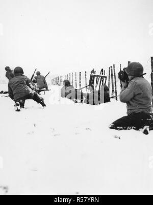 Una pattuglia, crescendo quando Lt. Thomas di cavalleria squadrone di ricognizione ha iniziato sulla neve con un fucile Granate, attacchi di cecchini tedesco scoperto nella periferia della nuova città catturate delle beffe, Belgio. Dodici Nazisti furono uccisi nell'impegno. Qui, può essere considerata parte della pattuglia avanzare con cautela attraverso la neve. Foto Stock