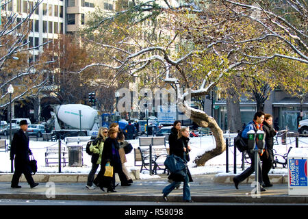 2005 - Le persone Camminare vicino a xvii e K le strade di Washington D.C. su una fredda mattina di dicembre Foto Stock