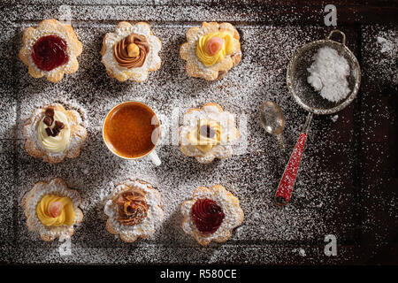 Un assortimento di biscotti di piccole dimensioni . Foto Stock