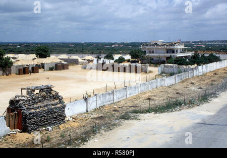 Mogadiscio, Somalia... 30 ott 1993... Il funzionamento continua a sperare. Una vista di base Hunter, casa per il segnale 561st battaglione, quarantesimo azienda di trasporti e 196th Quartermaster Company. Sacchi di sabbia sono state poste sulla sommità di un CONEX per rinforzare una rottura nella parete. Foto Stock