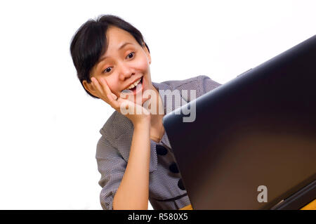 Business donna utilizzando laptop su sfondo bianco e sorridente Foto Stock