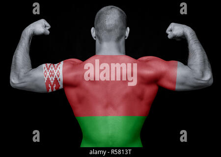 Il retro di uno sport giovane uomo che indossa una maglietta con la bandiera nazionale della Bielorussia su un isolato nero lo sfondo. Il concetto di orgoglio nazionale e p Foto Stock