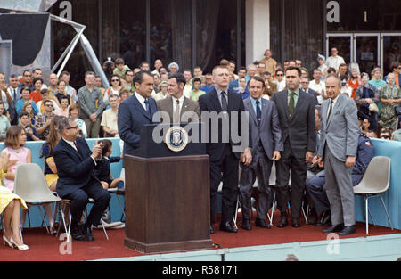 (18 aprile 1970) --- Presidente Richard M. Nixon introduce Sigurd A. Sjoberg (estrema destra), direttore delle operazioni di volo a veicoli spaziali con equipaggio centro e quattro Apollo 13 direttori di volo durante il presidente?s post-missione visita al veicolo spaziale con equipaggio centro. Il volo i direttori sono, da sinistra a destra, Glynn S. Lunney, Eugene A. Kranz, Gerald D. Griffin e Milton L. Windler. Il Dott. Thomas O. Paine, Amministratore Nazionale Aeronautica e spazio Amministrazione, sia posizionato a sinistra. Foto Stock