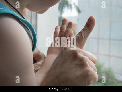 Concetto di una famiglia felice - un adulto mantiene la mano di un bambino Foto Stock