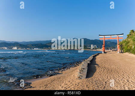 Red torii di Sacrario Aoshima con cielo blu Foto Stock