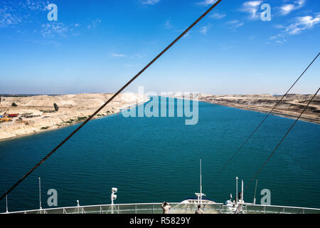 Il canale di Suez nave nella nuova orientale canale di estensione Foto Stock