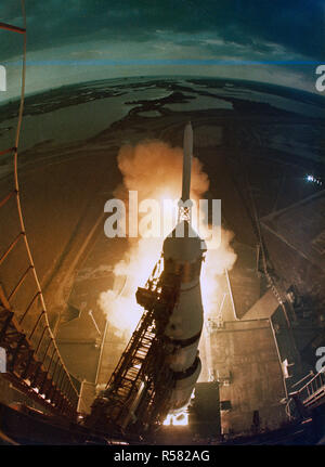 (31 gennaio 1971) --- La enorme, 363-piedi di altezza Apollo 14 (navicella spaziale 110/Modulo Lunare 8/Saturno 509) veicolo spaziale viene lanciato dal pad a Launch Complex 39, Kennedy Space Center, Florida, a 4:03:02 p.m. (EST), 31.01, 1971, su un atterraggio lunare di missione. Foto Stock