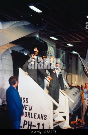(9 febbraio 1971) --- l'Apollo 14 membri di equipaggio passo a bordo della USS New Orleans, dopo l'uscita da un U.S. Navy elicottero che recuperati i tre dal loro splashdown sito non lontano. Da sinistra a destra, gli astronauti sono Stuart A. Roosa, il pilota del modulo di comando; D. Edgar Mitchell, modulo lunare pilota; e Alan B.Shepard Jr., commander. Foto Stock