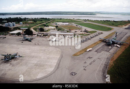 1994 - vista aerea del Moi International Airport a Mombasa Kenya, una delle principali aree di sosta per il ponte aereo umanitario battenti in Goma, Zaire il supporto di rifugiati ruandesi. Supporto di Operazione Speranza Foto Stock