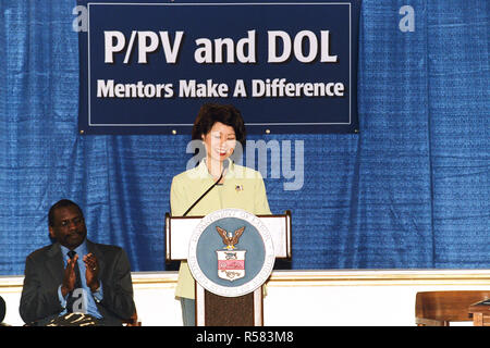 2002 - Il Segretario Elaine Chao visiti il tabernacolo del sud-est della chiesa battista Southeat in Washington, DC per il pubblico / privato Ventures Mentoring evento Foto Stock