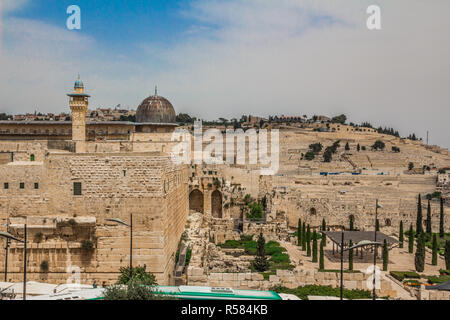 La Moschea di Al-Aqsa nella città vecchia di Gerusalemme Israele viste sui tetti del quartiere ebraico Foto Stock