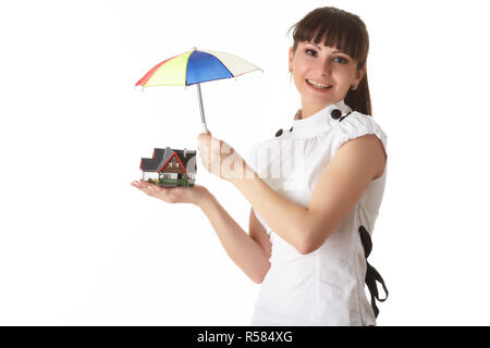 Giovane imprenditrice con casa e ombrellone Foto Stock