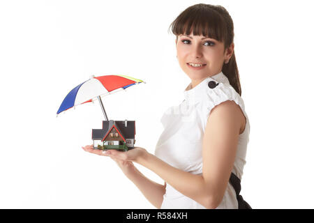 Giovane imprenditrice con casa e ombrellone Foto Stock