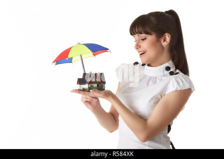 Giovane imprenditrice con casa e ombrellone Foto Stock
