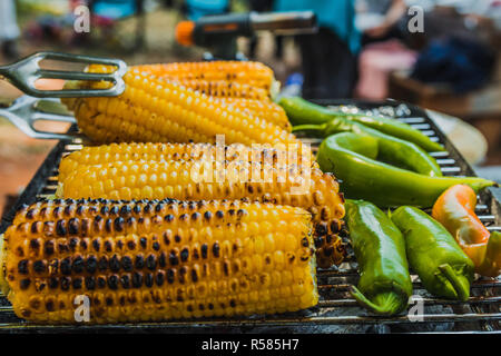 Il mais verde e peperoncino sono cucinati alla griglia Foto Stock