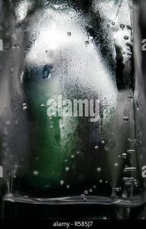 La texture di gocce di acqua in un bicchiere di acqua che guarda come blocco di ghiaccio Foto Stock
