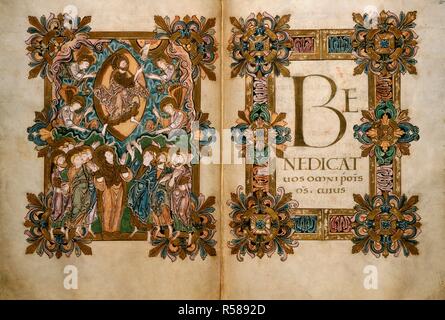 L Ascensione di Cristo. Benedictional di San Aethelwold. Winchester; 971-984. [Doppia apertura] Prefazio e inizio della benedizione per la festa dell'Ascensione. Cristo è mostrato in una mandorla ascendere al cielo con la mano di Dio che scende fino a lui. Egli porta una croce personale, che simboleggia il suo trionfo sulla morte. Egli è fiancheggiata da quattro angeli, e al di sotto della collina sono raccolte la Vergine, San Pietro e gli apostoli, che vengono mostrate in un gesto di preghiera.La benedizione, inizia con la lettera iniziale "B". Entrambi i portafogli sono circondate da cornici di 'Winchester' acanto, con borchie rotonde in corrispondenza degli angoli Foto Stock