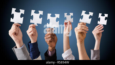 Businessman Holding puzzle in mani Foto Stock