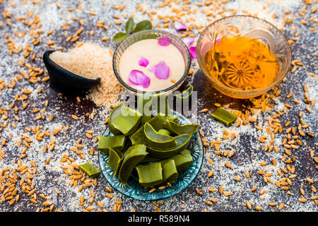 Close up di fedeli casa rimedio o faccia pack o maschera facciale del viso pack di cicatrici ovvero di Avena con miele e aloe vera gel con grani in sulla circostante Foto Stock