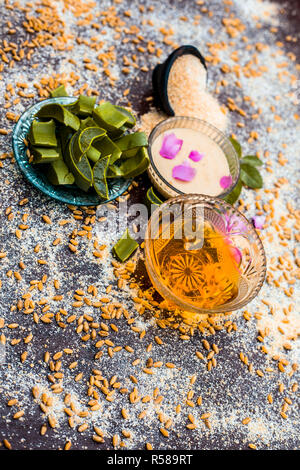 Close up di fedeli casa rimedio o faccia pack o maschera facciale del viso pack di cicatrici ovvero di Avena con miele e aloe vera gel con grani in sulla circostante Foto Stock