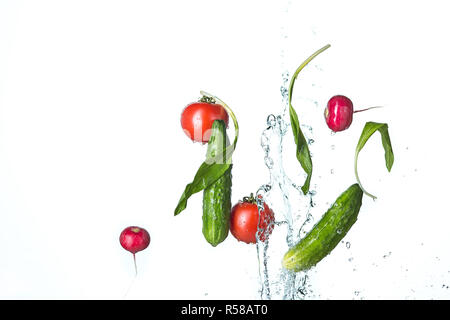 I pomodori freschi, cetrioli, Rafano in spray di acqua. Foto Stock