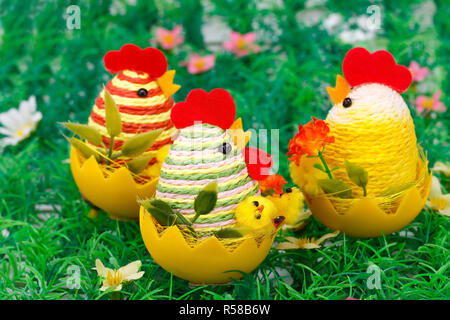 Impostazione di pasqua con le galline e i polli e uova nel nido di erba. Foto Stock